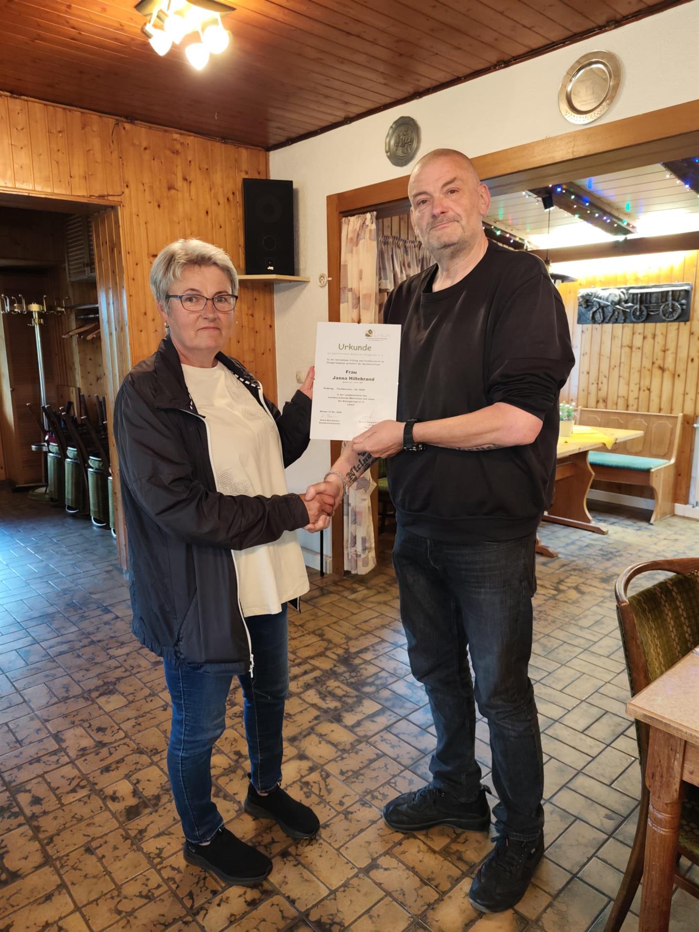 Jasna Hillebrand besteht Fachberaterprüfung